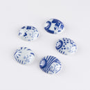 Gonko chopstick rest (Mizutamaneko / Arita ware)