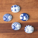 Gonko chopstick rest (Mizutamaneko / Arita ware)