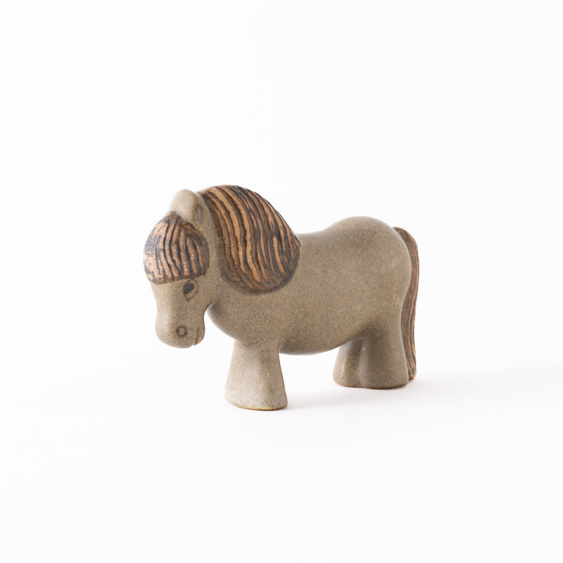 グレーのお姉さんポニーさん