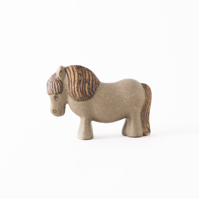 グレーのお姉さんポニーさん