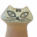 莉拉動物園貓坐著