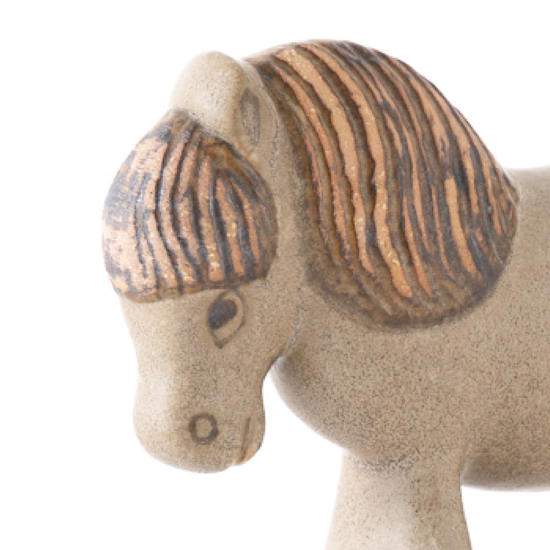 グレーのお姉さんポニーさん