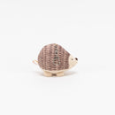 被拥抱的吉祥物（刺猬）