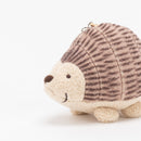 被拥抱的吉祥物（刺猬）