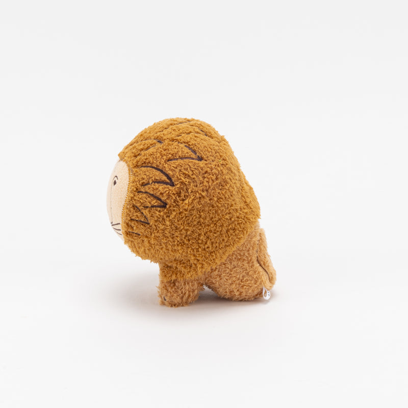 抱きしめられるライオン