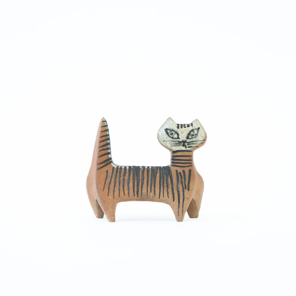 Lilla zoo Cat standing