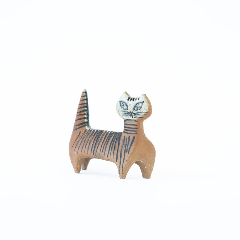 Lilla zoo Cat standing