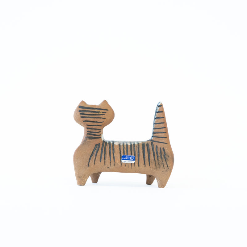 Lilla zoo Cat standing