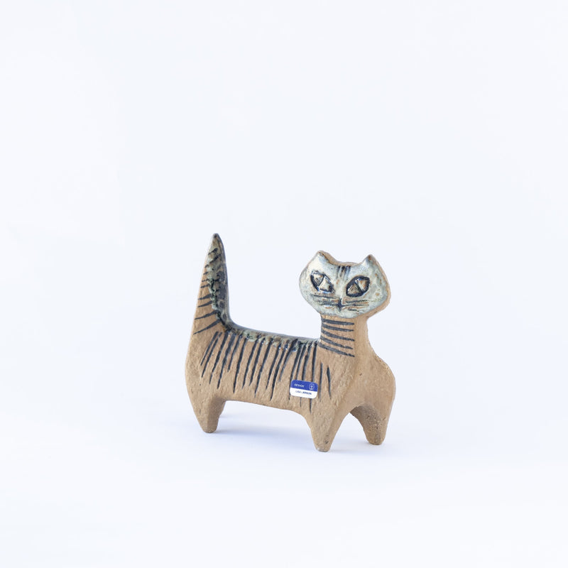Lilla zoo Cat standing