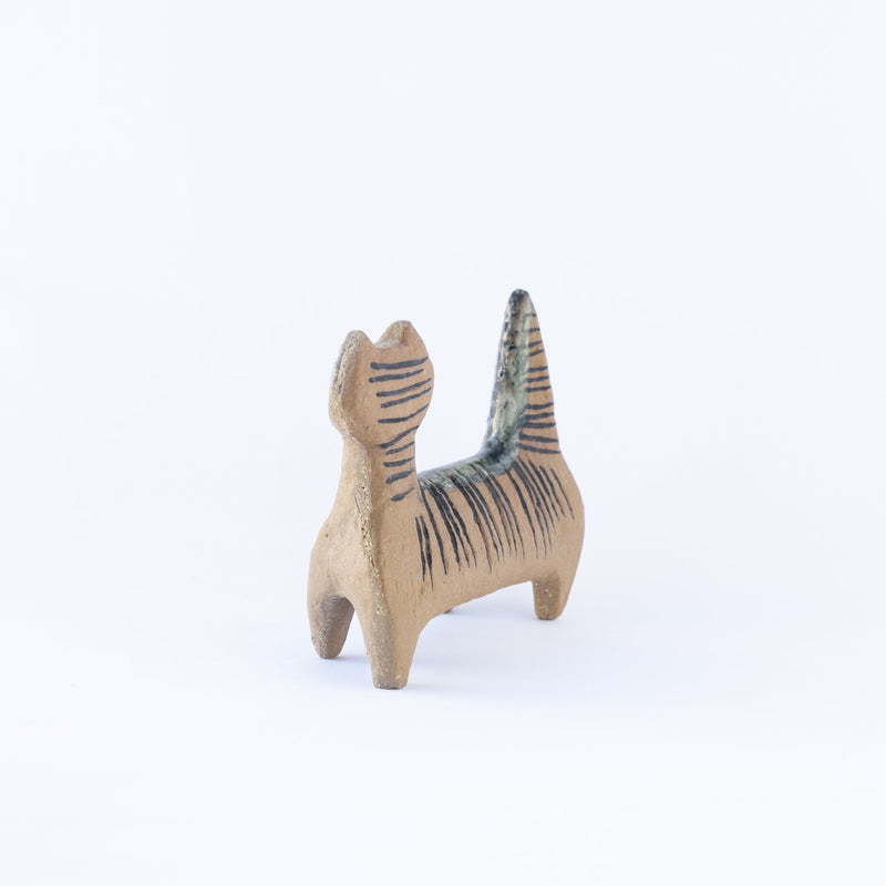 Lilla zoo Cat standing