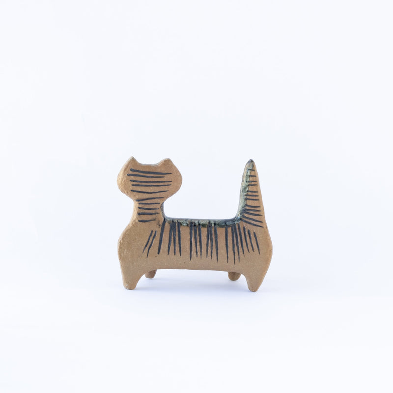 Lilla zoo Cat standing
