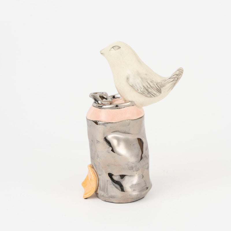 Bird on a can（空き缶にのった鳥）