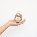 被拥抱的吉祥物（刺猬）