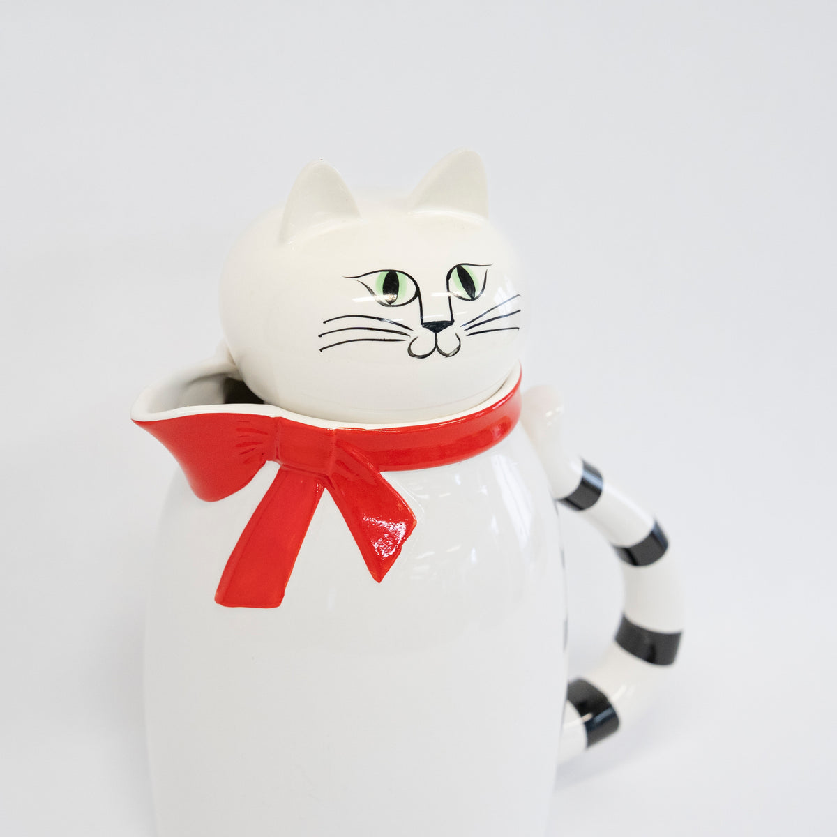 Cat pitcher（ネコのピッチャー）