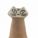 莉拉動物園貓坐著