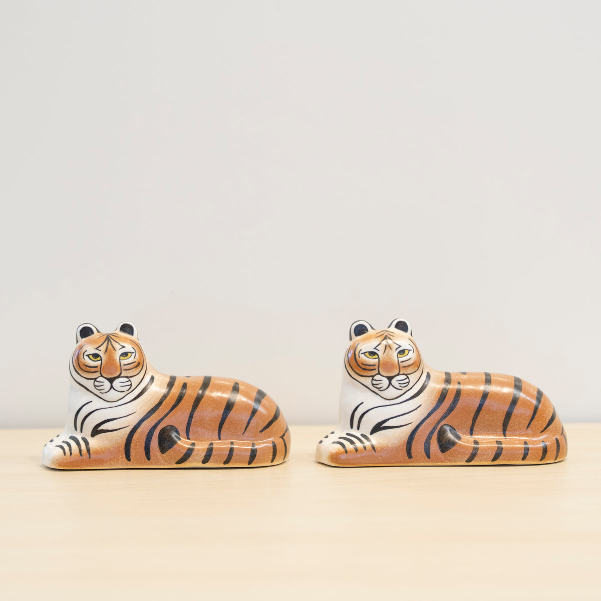 陶器製子供人形と虎の絵 スウェーデンのとら | リサ・ラーソン 陶器 オブジェ | WWF50周年記念