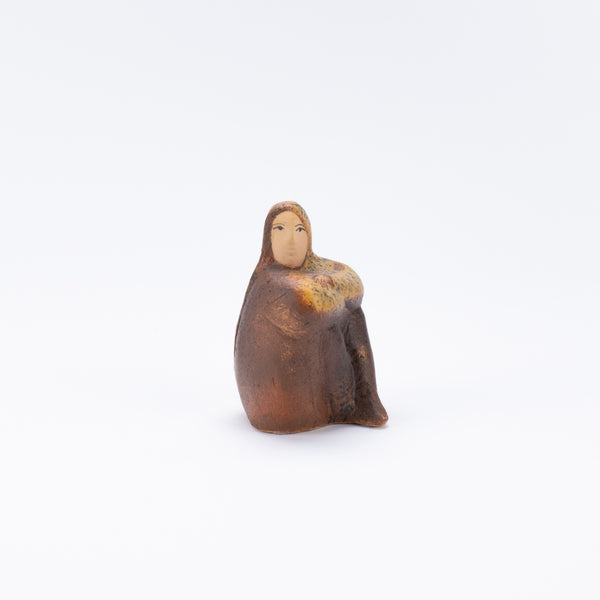 座る女性